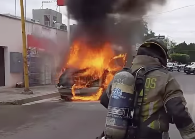 Se incendia vehículo frente a abarrotes en el Centro de Cajeme